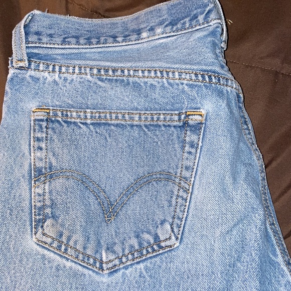 Light wash Levi Denim jeans - Picture 4 of 7